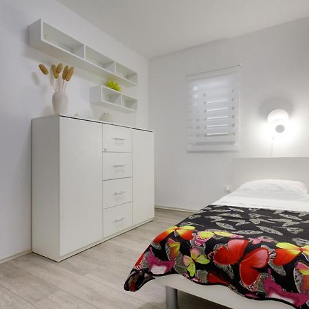 Apartman Laura Krk Town Exterior photo