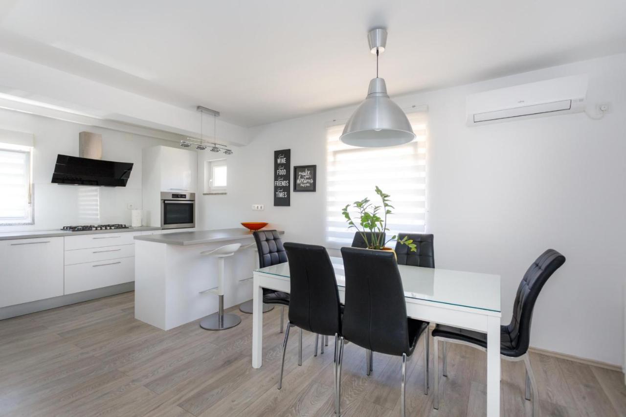 Apartman Laura Krk Town Exterior photo